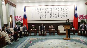 總統接見瑞士國會友台小組　盼加強各領域合作總統蔡英文（右2）6日在總統府接見瑞士聯邦國會友台小組訪問團致詞表示，台灣與瑞士是理念相近夥伴，共享民主自由價值，期待未來雙方在各領域加強合作，包括對抗假訊息、強化網路安全等議題。中央社記者鄭傑文攝  112年2月6日