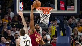 ▲米契爾（Donovan Mitchell）空中接力落地後跌倒。（圖／美聯社／達志影像）