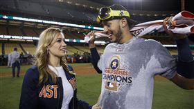 ▲柯瑞亞（Carlos Correa）（右）因妻子（左）預產期與小組賽撞期，退出經典賽。（圖／美聯社／達志影像）