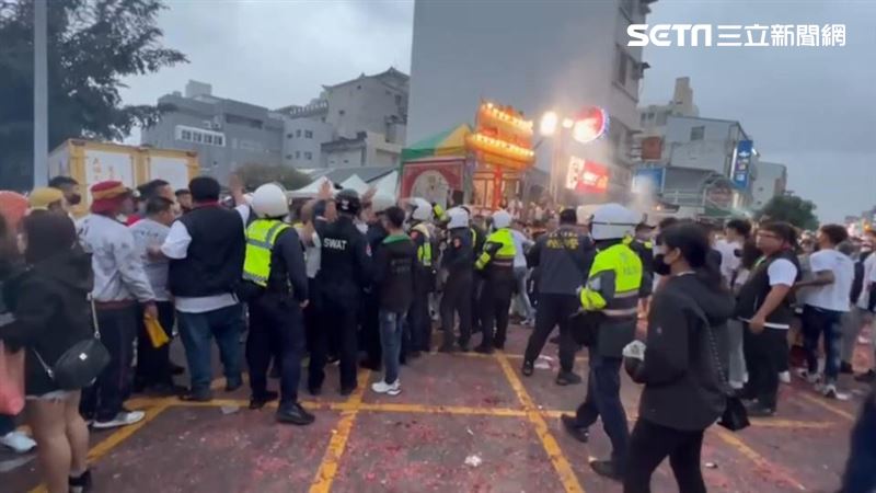 台東元宵遶境陣頭爆衝突　百警快打壓制