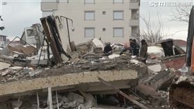土耳其地震，居民自救，（圖／AP授權）