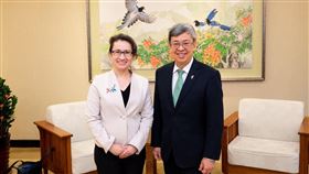 行政院長陳建仁今（7）日上午與駐美大使蕭美琴會面。（圖／翻攝蕭美琴臉書)
