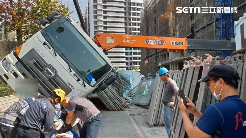 高雄工地意外模板砸工人命危　驚悚現場曝