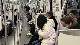 防疫鬆綁後  上海地鐵日客流量出現回升（1）中國對COVID-19疫情放開管制後，上海地鐵一度十分冷清。2023年元旦連假後第1個上班日的客流量則明顯回升，3日單日載客量達719.1萬人次。圖為4日上午上海地鐵10號線車廂內畫面，旅客人數回流明顯。中央社記者李雅雯上海攝  112年1月4日
