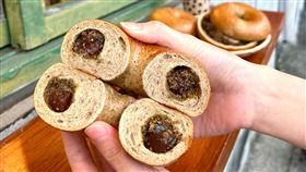 花蓮舞鶴茶香尬上手工自製奶酥，《黑糖珍奶貝果》黑糖麻糬彷彿珍珠Q彈口感，一口咬下香氣撲鼻。（圖／品牌業者提供）