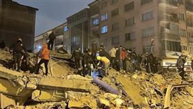土耳其強震  房屋倒塌成廢墟土耳其南部與敘利亞接壤的地區發生芮氏規模7.8強震，在台灣發展的土耳其網紅圖佳感謝台灣的援助，並貼出災區的照片，希望各界能共同為土耳其祈禱。（圖佳提供）中央社記者王心妤傳真  112年2月7日
