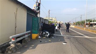 新／高雄驚悚自撞車禍！母死子重傷