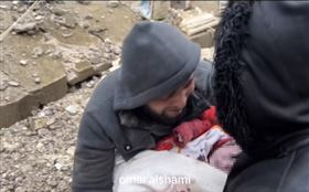 父親抱著遺體嬰兒
翻攝自omar_alshami2　ＩＧ

