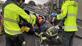 新北市，國道3號，新店隧道，休旅車，自撞，命危