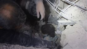徒手挖救小孩截圖
AP / Syria Civil Defence Handout 授權