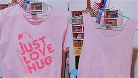 老公把衣服拿出來曬，發現多了一件粉紅色的吊嘎。（圖／翻攝自爆廢公社公開版 臉書）