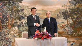 實體台日經貿會議舉行 觸及半導體能源合作第46屆台日經貿會議7日在東京舉行閉幕式，是時隔3年採取實體方式召開會議，會中也觸及半導體、能源的供應與合作。圖為台灣日本關係協會會長蘇嘉全（左）和日本台灣交流協會會長大橋光夫。（駐日代表處提供）中央社記者楊明珠東京傳真  112年2月7日