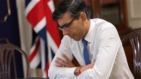 土耳其強震英首相電話慰問  駐土大使館降半旗哀悼英國首相蘇納克7日與土耳其總統艾爾段通話，為強震造成的傷亡致哀，並承諾英國將堅定提供援助。英國駐安卡拉大使館及在土國境內的所有領事館將配合哀悼期降半旗7天。（英國首相府提供）中央社記者陳韻聿倫敦傳真  112年2月8日