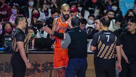 PLG  領航猿洋將桑尼遭取消比賽資格台灣職籃P. LEAGUE+（簡稱PLG）桃園璞園領航猿7日客場出戰新竹街口攻城獅，領航猿洋將桑尼（橘衣者）第2節在雙方衝突時走向場內，被裁判認定可能造成鬥毆情況，取消比賽資格。（P. LEAGUE+提供）中央社記者黃巧雯傳真 112年2月7日
