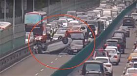 建國高架「1車四腳朝天」橫躺路中