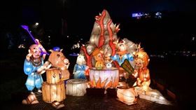 歡樂派對燈區的「西遊記」作品中，有一隻兔子在火鍋內，引發討論。（圖／翻攝自台灣燈會官網）