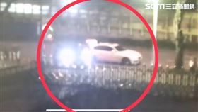 台大副教授徐丞志開車鳴按喇叭，引起前車的張姓貿易商不滿，遂下車持球棒揮舞恐嚇。（圖／翻攝畫面）