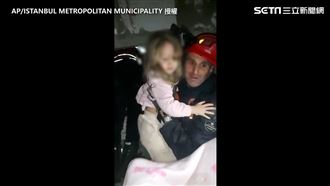 廢墟中拉出土耳其女童！現場響起掌聲