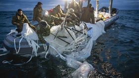 美國打撈中國偵察氣球碎片　首批近照曝光（圖／翻攝自美國海軍推特）