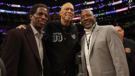 ▲「天勾」賈霸（Kareem Abdul-Jabbar）到湖人主場觀看這場即將突破他記錄的比賽。（圖／翻攝自湖人推特）