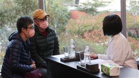 「Talk About It血液腫瘤溝通工作坊」，受訓的醫護人員利用「SHARE模式」，與標準病人進行模擬演練。