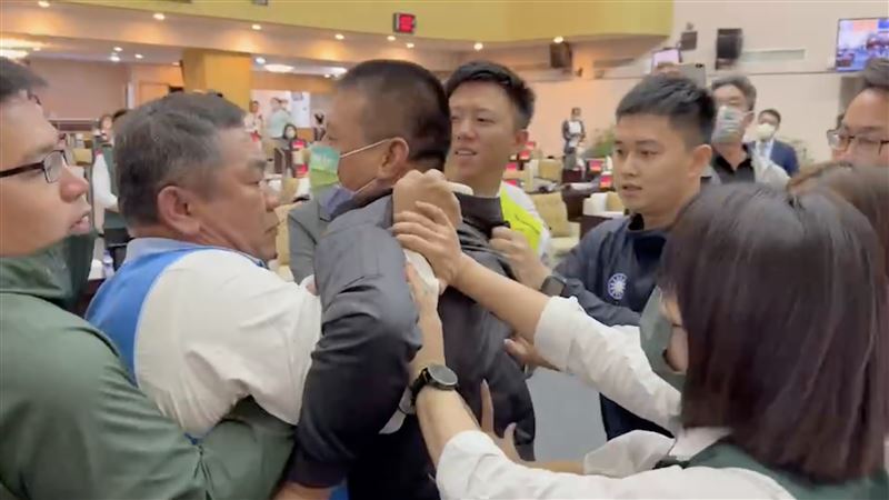 邱莉莉捲涉賄案首開議　藍衝主席台爆衝突