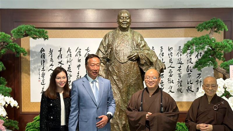 郭台銘偕妻現身佛光山弔唁星雲大師