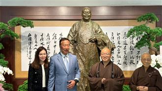 郭台銘偕妻現身佛光山弔唁星雲大師