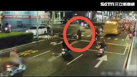 蘇姓男繪師騎車行經板橋區時，裝有10多萬元的錢盒不斷掉落。（圖／翻攝畫面）