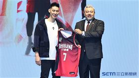 ▲林書豪加盟高雄17直播鋼鐵人記者會，穿上球隊7號球衣。（圖／記者劉彥池攝影）