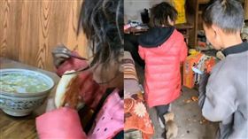 兄妹撿垃圾：家裡不要我們　媽傻眼揭真相（圖／翻攝自極目新聞）