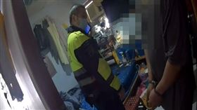 土城警清查出租套房　當場查獲2通緝犯（圖／土城警提供）