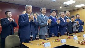 中華職棒舉行新春團拜 中華職棒8日舉行新春團拜，中職會長蔡其昌（前排右4）提出2個新年新願望，一是希望世界棒球經典賽打出好成績，第2個願望是盼中職發展能持續成長、例行賽業績更進步。中央社記者楊啟芳攝  112年2月8日