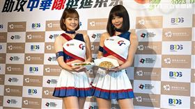 籃籃，Yuri，樂天女孩籃籃及Yuri擔任饗食天堂一日店長,（圖／記者劉沛妘攝影）