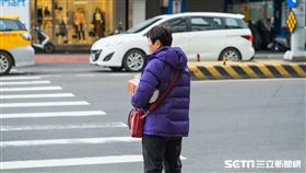 冷氣團/天氣/寒流/羽絨衣（記者陳弋攝影）