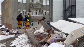 台灣隊災區搜救畫面曝光！汪英雄「挺過貨艙」衝向廢墟　力嗅一線生機。（圖／台北市消防局提供）