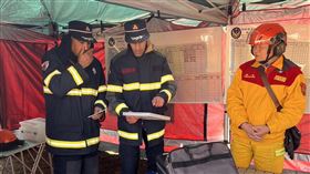 台灣隊率先成立分區協調中心！攜手奈及利亞搜救　高掛國旗畫面曝光。（圖／消防署提供）