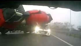 水泥車,國2,翻覆,轎車（圖／翻攝自爆料公社）