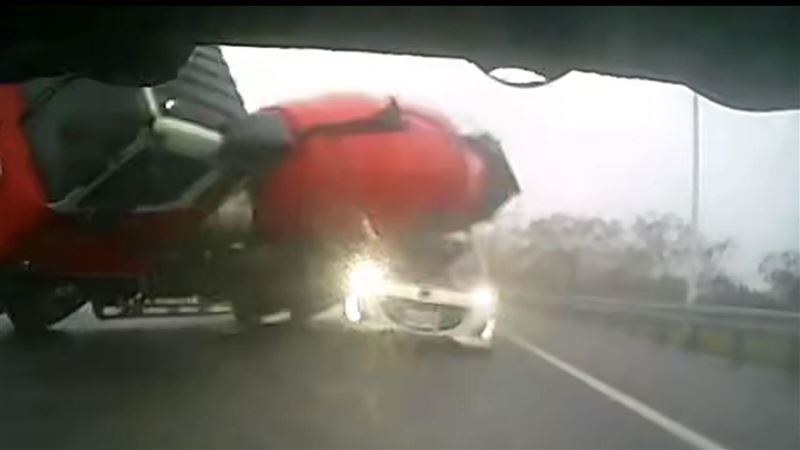 水泥車國2失控側翻壓轎車　最新視角曝光