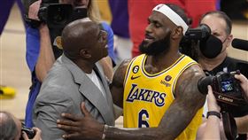 ▲NBA歷史得分王換成詹姆斯（LeBron James）（右），魔術強森（Magic Johnson）（左）坦言，沒想過紀錄能破。（圖／美聯社／達志影像）