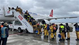 台灣第2批搜救團登機繼台灣首批搜救隊6日晚間搭機前往土耳其救災，第2批共90人的搜救團也接棒出發，目前正準備由伊斯坦堡搭機前往阿達那向聯合國接待及撤離中心報到。（內政部消防署特種搜救隊隊員陳韋伶提供）中央社記者鍾佑貞阿達那傳真  112年2月8日
