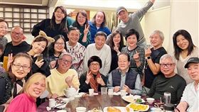 「花系列」眾大咖影星們難得在今年過年後聚首。（圖／翻攝自崔佩儀臉書）