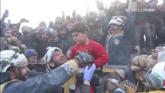 敘國「白頭盔」成英雄　瓦礫堆救出生還童