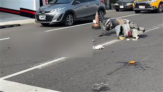 騎士「左轉」切車道煞停　遭貨車撞飛慘死