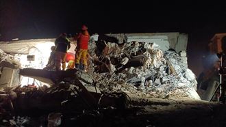 台灣隊再發現一名受困者！徹夜搶救畫面曝