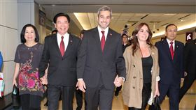 巴拉圭總統阿布鐸伉儷訪台　出席國慶活動外交部7日表示，友邦巴拉圭共和國總統阿布鐸（左3）與第一夫人席凡娜（左4）應邀於7日至11日率團訪台，進行國是訪問並出席今年國慶活動。（外交部提供）中央社記者顧荃傳真 107年10月7日