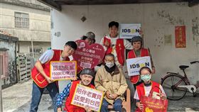 謝麗金(後排右起)、劉丞、林國基、游書庭與No Name余荃斌(前排左)到雲林探訪獨居老人。（圖／艾迪昇傳播提供）