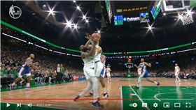 ▲布朗（Jaylen Brown）搶籃板和隊友相撞，顏面骨折。（圖／翻攝自NBA Highlights Today YT）