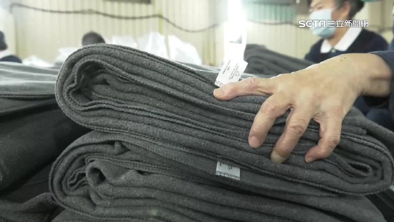 資深空服員指出，短程或國內航班中，使用過的毯子並不會清洗，只重新折疊後放回座位，提供下一位乘客。（圖／資料照）