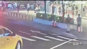 印度籍男子阿姆林德在信義商圈以讀心術詐騙民眾遭逮。（圖／翻攝畫面）